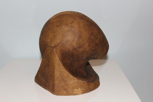 Eine braune abstrakte Skulptur mit glatter Oberfläche und abgerundeten Formen