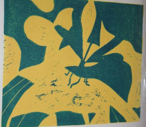 Ein abstraktes gelb grünes Kunstwerk mit auffälligen Formen und Linien im Stil einer Blume