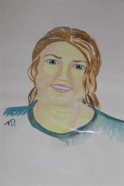 Ein Porträt einer lächelnden Frau mit hellbraunen Haaren und blaugrünen Augen