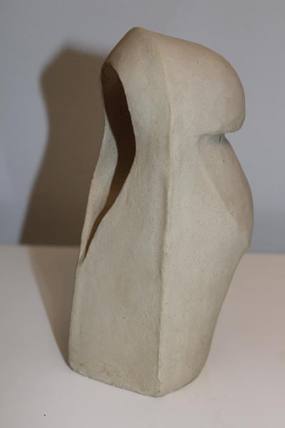 Eine abstrakte Skulptur aus beigefarbenem Ton mit interessanten glatten Kanten