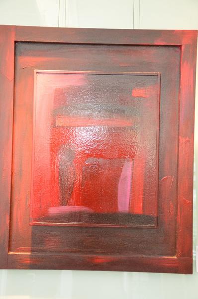 Rotes abstraktes Gemälde mit glänzender Oberfläche und kantigen Farbverläufen