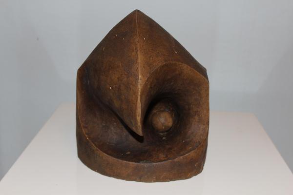 Abstrakte braune Skulptur mit glatter Oberfläche und spiralförmiger Einbuchtung