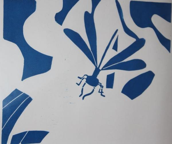 Eine stilisierte blaue Insektenfigur mit langen Flügeln zwischen abstrakten Formen