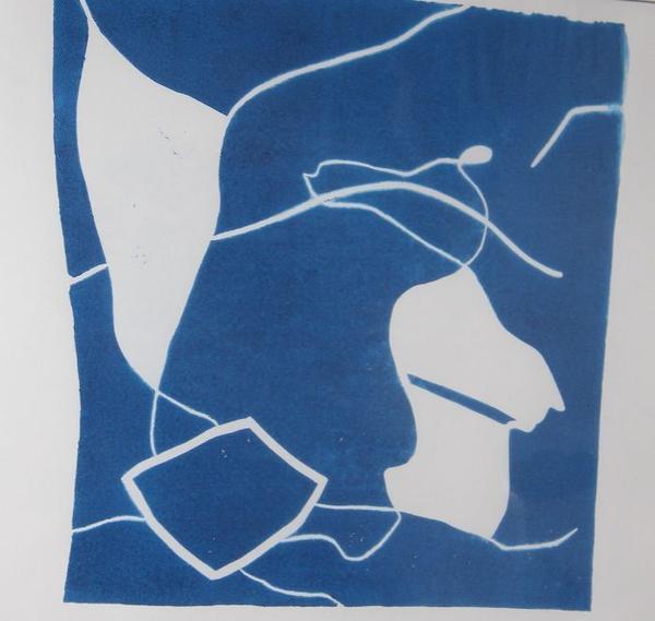 Abstrakte blaue und weiße Komposition mit weichen Linien und geometrischen Formen