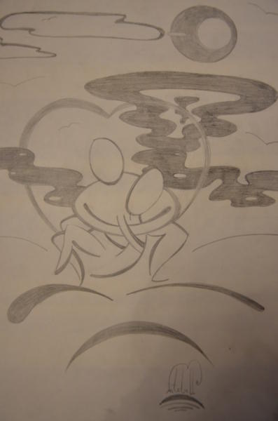 Zwei Froschfiguren umarmen sich glücklich auf einem Hügel unter grauen Wolken