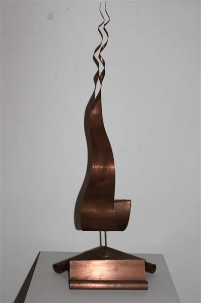 Eine abstrakte bronzefarbene Skulptur mit geschwungenen und gewellten Formen