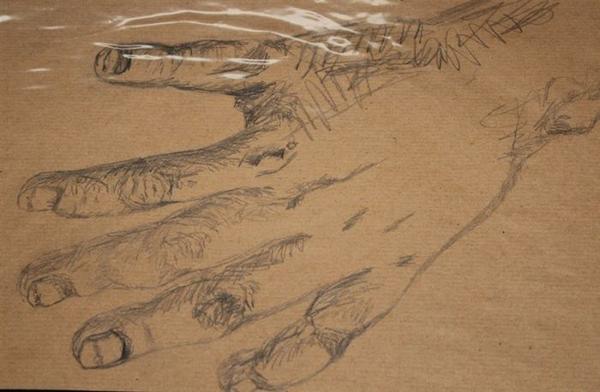 Eine grob gezeichnete menschliche Hand liegt auf braunem Papier und zeigt Details der Finger