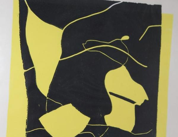 Abstraktes Kunstwerk mit schwarzen und gelben Flächen sowie geschwungenen Linien