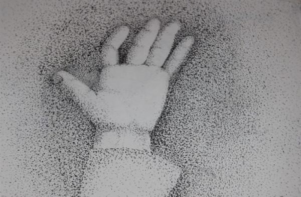 Eine offene linke Hand ist mit feinen schwarzen Punkten auf weißem Grund umgeben
