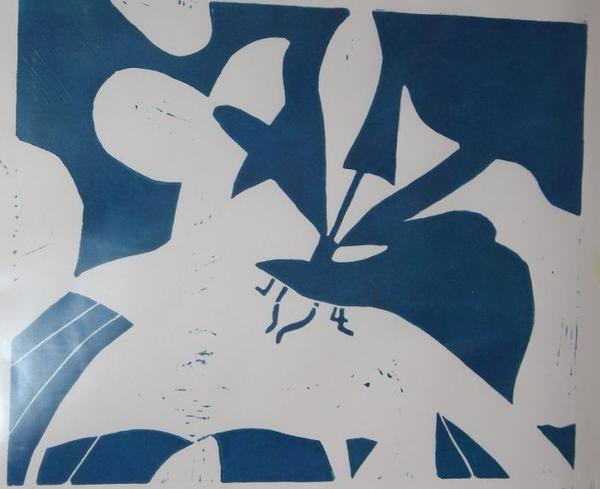 Abstraktes blau-weißes Bild mit organischen Formen und dynamischen Linienführung
