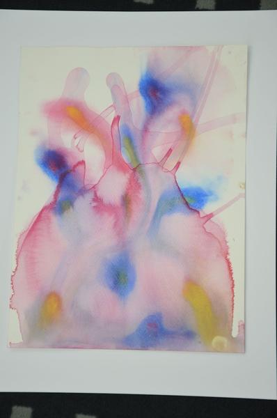Abstraktes Aquarellbild mit blau roten und gelben Farbflecken auf weißem Papier