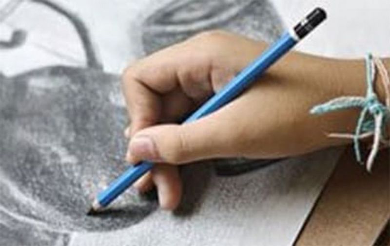 Eine Hand hält einen blauen Bleistift und zeichnet ein detailliertes Schwarzweißbild