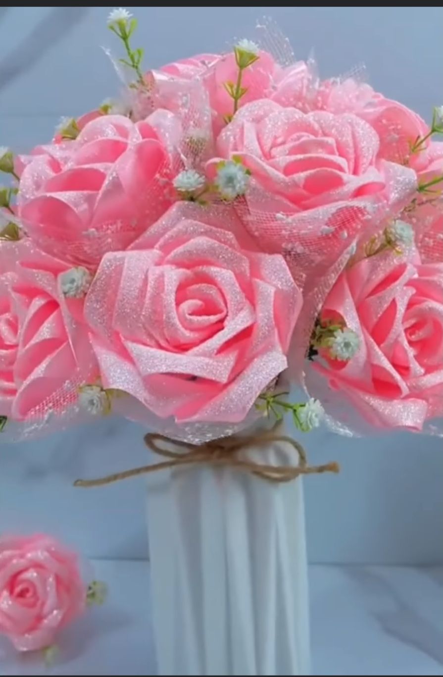 Rosa Rosenstrauss im weissen Vase mit Glitzer und Schleier sowie Schleife