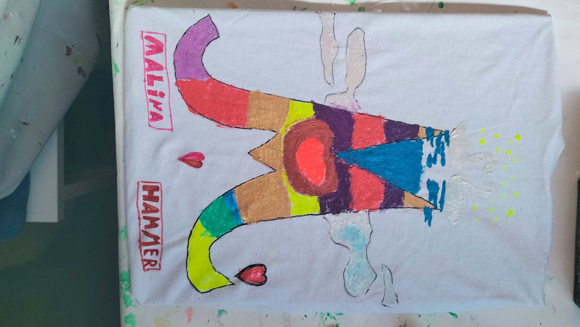 Buntes Kinderbild mit fröhlichem Stier und Herzmotiven, mit Namen am Rand