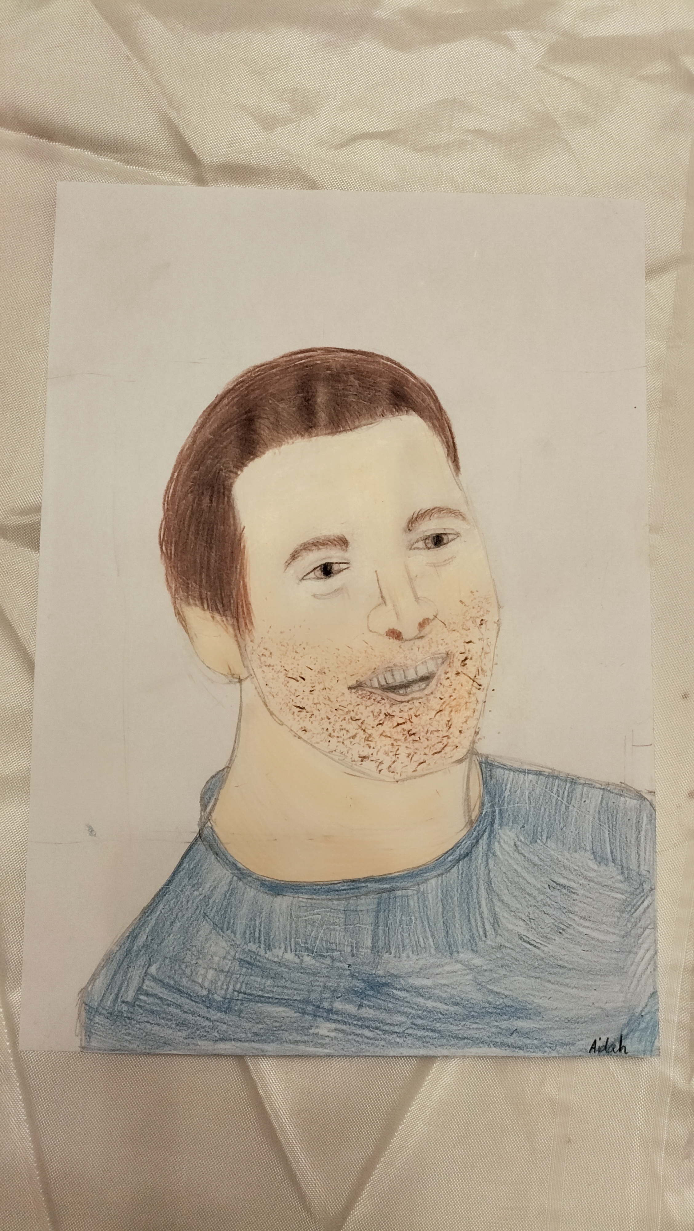 Person mit neutralem Ausdruck, braunem Haar, blauem Shirt, Gesicht verdeckt